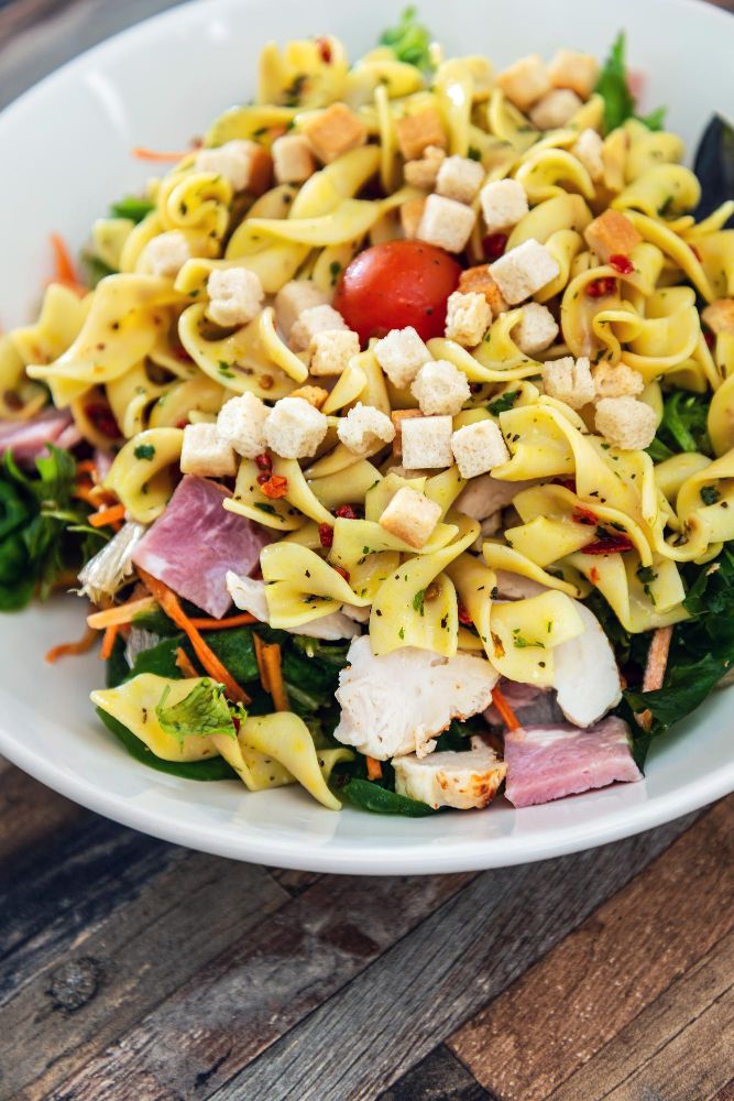 Sałatka makaronowa z szynką