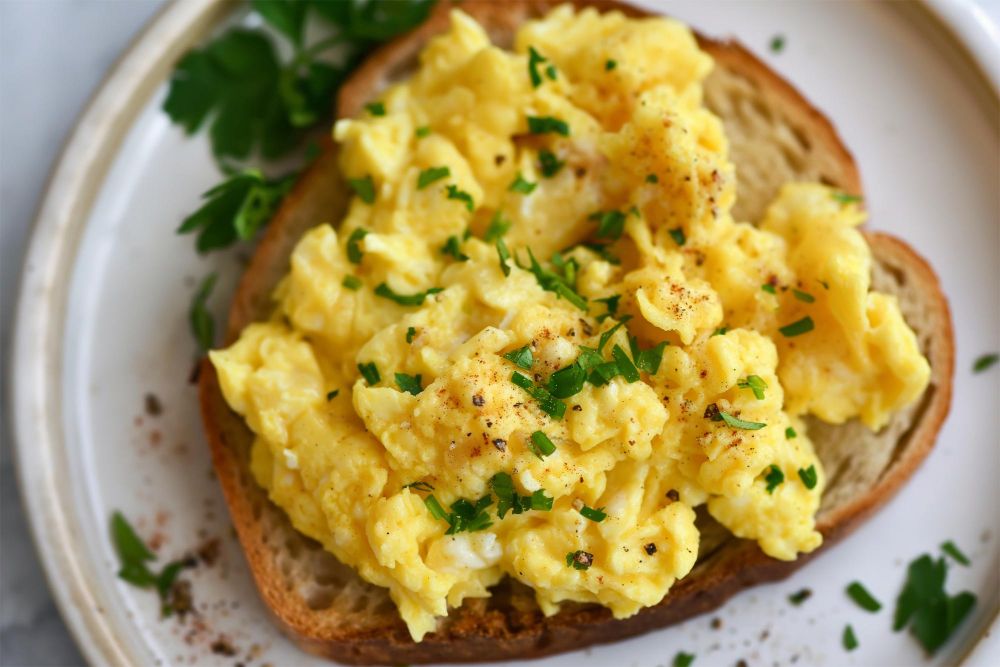 Jajecznica ze szczypiorkiem i pieprzem na chlebie